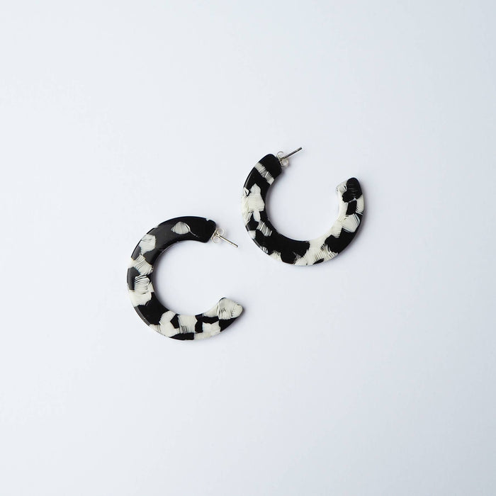 Pluma Midi Acetate Resin Hoop Earrings monochrome