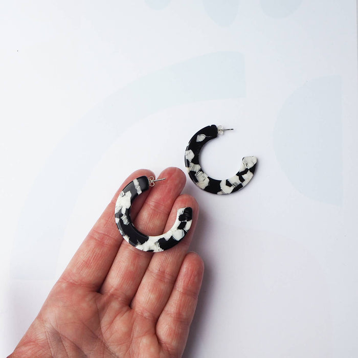 Pluma Midi Acetate Resin Hoop Earrings monochrome