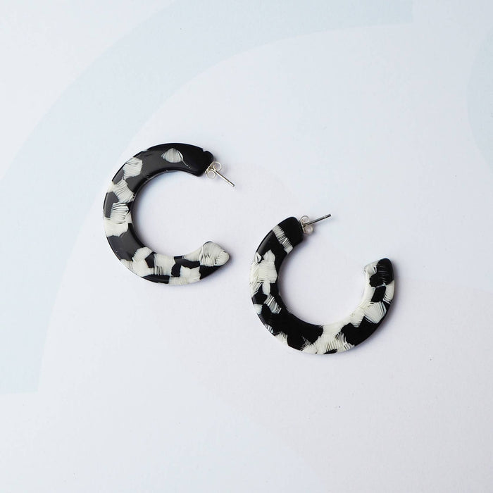 Pluma Midi Acetate Resin Hoop Earrings monochrome