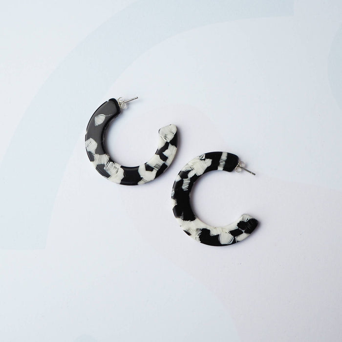 Pluma Midi Acetate Resin Hoop Earrings monochrome