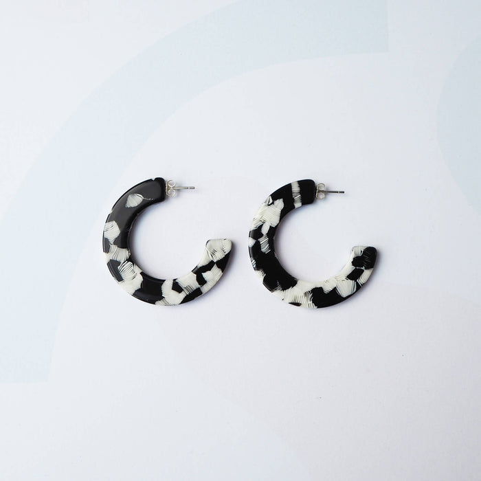 Pluma Midi Acetate Resin Hoop Earrings monochrome